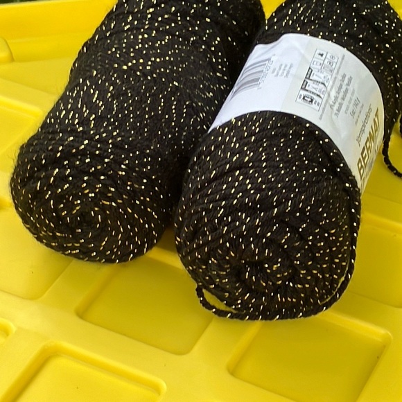 Bernat Premium Yarn in Black and Gold metallic tone - Picture 14 of 14